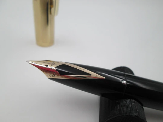 Sheaffer PFM V. Plástico negro y chapada oro. Snorkel. 1950. Plumín 14k. Caja. EEUU
