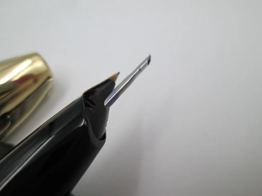 Sheaffer PFM V. Plástico negro y chapada oro. Snorkel. 1950. Plumín 14k. Caja. EEUU
