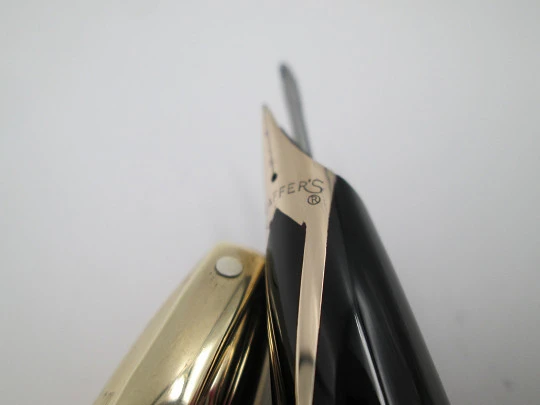 Sheaffer PFM V. Plástico negro y chapada oro. Snorkel. 1950. Plumín 14k. Caja. EEUU