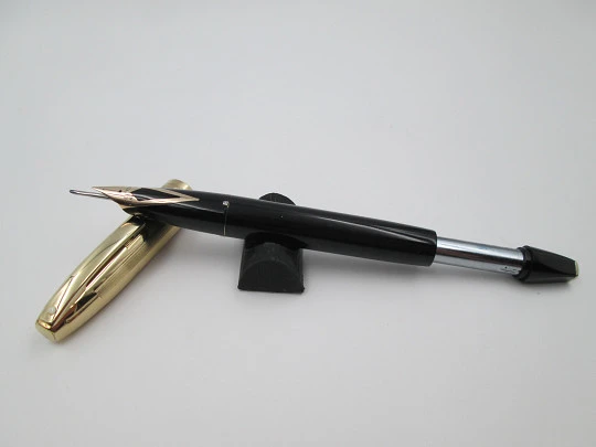 Sheaffer PFM V. Plástico negro y chapada oro. Snorkel. 1950. Plumín 14k. Caja. EEUU