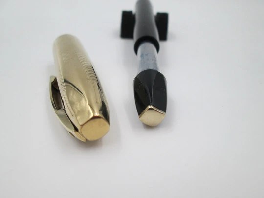 Sheaffer PFM V. Plástico negro y chapada oro. Snorkel. 1950. Plumín 14k. Caja. EEUU