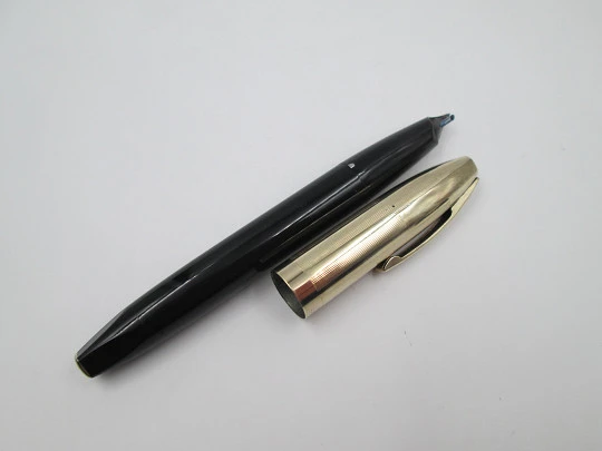 Sheaffer PFM V. Plástico negro y chapada oro. Snorkel. 1950. Plumín 14k. Caja. EEUU