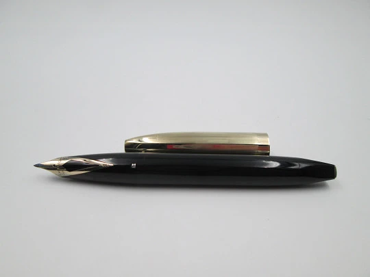 Sheaffer PFM V. Plástico negro y chapada oro. Snorkel. 1950. Plumín 14k. Caja. EEUU