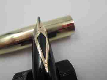 Sheaffer PFM V. Plástico negro y chapada oro. Snorkel. 1950. Plumín 14k. Caja. EEUU