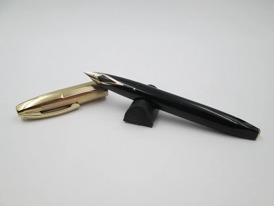 Sheaffer PFM V. Plástico negro y chapada oro. Snorkel. 1950. Plumín 14k. Caja. EEUU