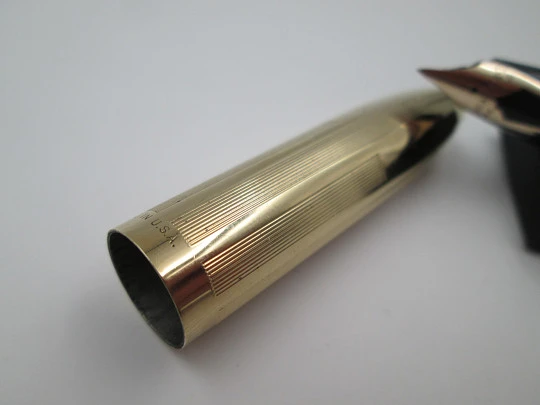 Sheaffer PFM V. Plástico negro y chapada oro. Snorkel. 1950. Plumín 14k. Caja. EEUU