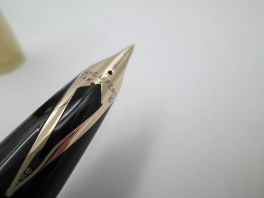 Sheaffer PFM V. Plástico negro y chapada oro. Snorkel. 1950. Plumín 14k. Caja. EEUU