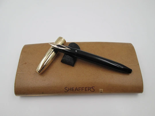 Sheaffer PFM V. Plástico negro y chapada oro. Snorkel. 1950. Plumín 14k. Caja. EEUU