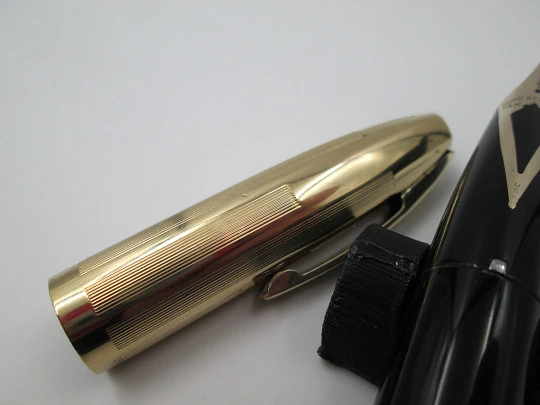 Sheaffer PFM V. Plástico negro y chapada oro. Snorkel. 1950. Plumín 14k. Caja. EEUU