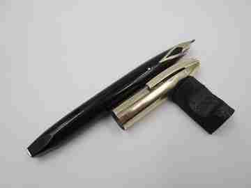 Sheaffer PFM V. Plástico negro y chapada oro. Snorkel. 1950. Plumín 14k. Caja. EEUU