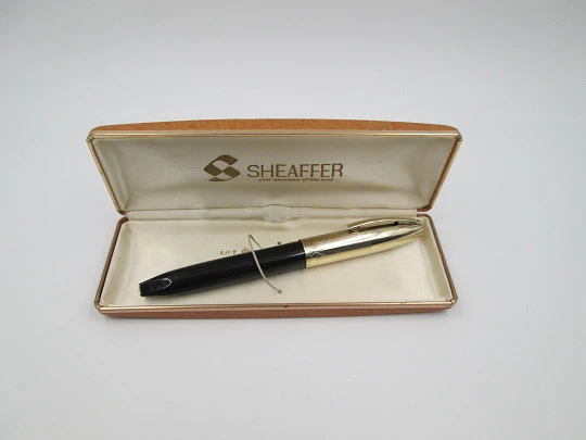 Sheaffer PFM V. Plástico negro y chapada oro. Snorkel. 1950. Plumín 14k. Caja. EEUU