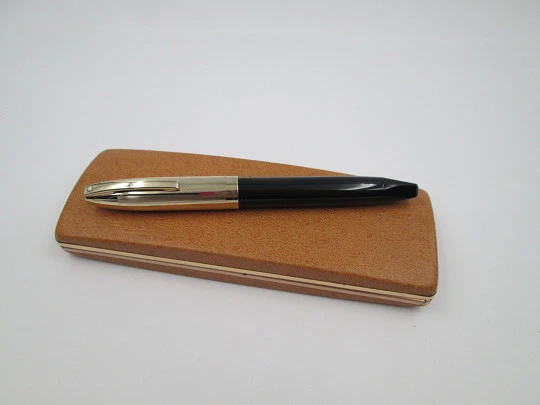 Sheaffer PFM V. Plástico negro y chapada oro. Snorkel. 1950. Plumín 14k. Caja. EEUU