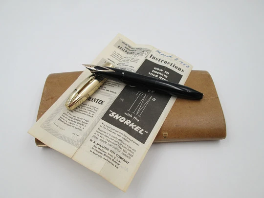 Sheaffer PFM V. Plástico negro y chapada oro. Snorkel. 1950. Plumín 14k. Caja. EEUU