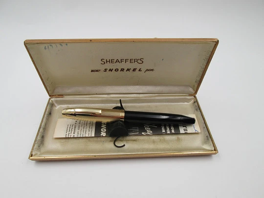 Sheaffer PFM V. Plástico negro y chapada oro. Snorkel. 1950. Plumín 14k. Caja. EEUU