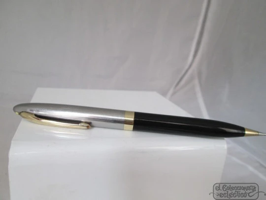 Sheaffer Sentinel. Acero y chapado oro. Negro. Años 40. Giratorio