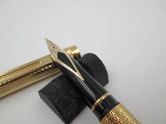 Sheaffer Targa Barleycorn fountain pen & ballpoint pen. 23k gold plated. 1980's