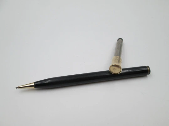 Sheaffer Titan. Black celluloid and gold plated trims. Twist mechanism. 1920's. USA
