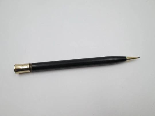 Sheaffer Titan. Black celluloid and gold plated trims. Twist mechanism. 1920's. USA