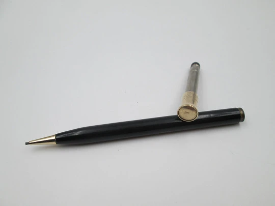 Sheaffer Titan. Celuloide negro y detalles chapados oro. Sistema de giro. 1920. EEUU