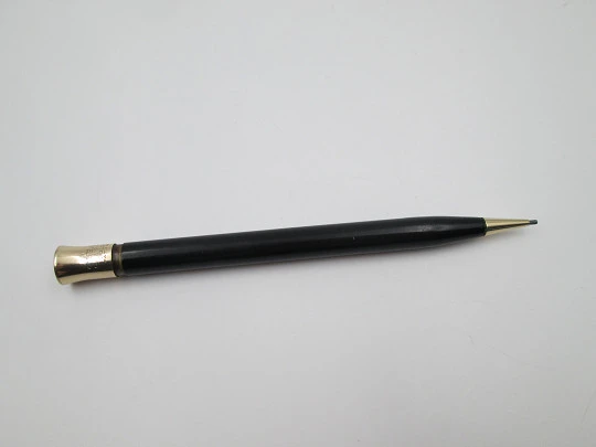 Sheaffer Titan. Celuloide negro y detalles chapados oro. Sistema de giro. 1920. EEUU