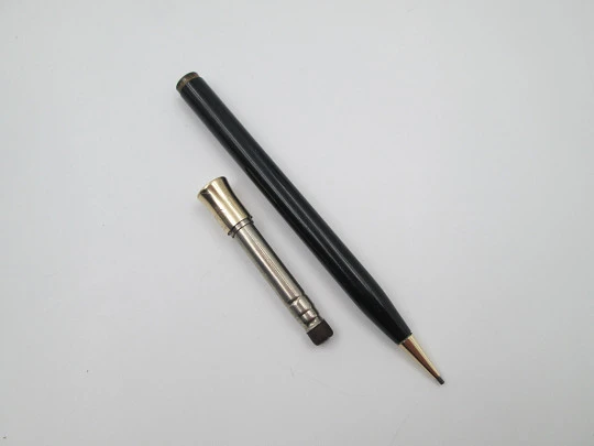 Sheaffer Titan. Celuloide negro y detalles chapados oro. Sistema de giro. 1920. EEUU