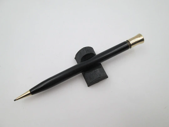 Sheaffer Titan. Celuloide negro y detalles chapados oro. Sistema de giro. 1920. EEUU