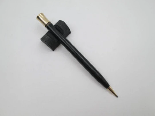 Sheaffer Titan. Celuloide negro y detalles chapados oro. Sistema de giro. 1920. EEUU