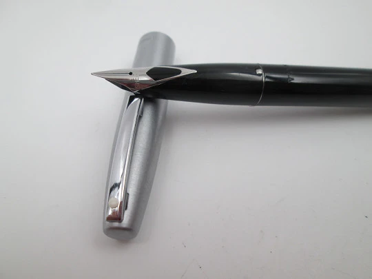 Sheaffer Triumph Imperial. Plástico negro y cromo pulido. Convertidor. 1990. Caja