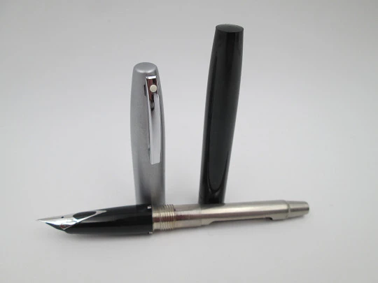 Sheaffer Triumph Imperial. Plástico negro y cromo pulido. Convertidor. 1990. Caja