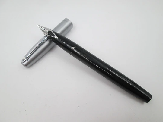 Sheaffer Triumph Imperial. Plástico negro y cromo pulido. Convertidor. 1990. Caja