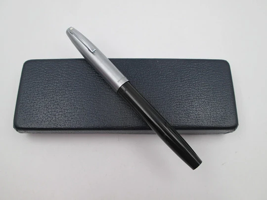 Sheaffer Triumph Imperial. Plástico negro y cromo pulido. Convertidor. 1990. Caja