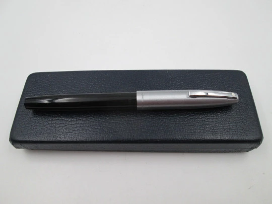 Sheaffer Triumph Imperial. Plástico negro y cromo pulido. Convertidor. 1990. Caja