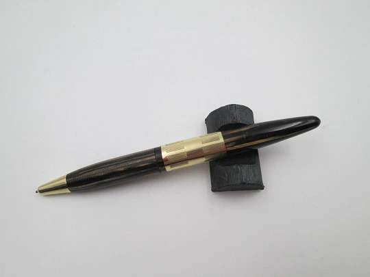 Sheaffer Tuckaway. Brown striated celluloid and gold plated trims. Twist system. 1940's