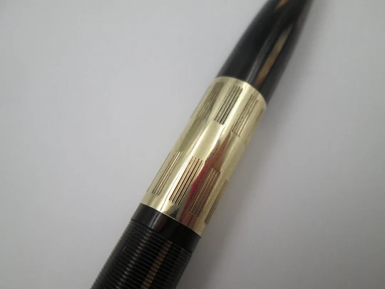 Sheaffer Tuckaway. Brown striated celluloid and gold plated trims. Twist system. 1940's