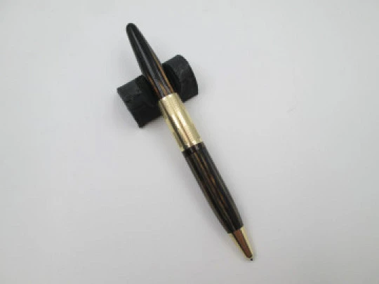 Sheaffer Tuckaway. Celuloide estriado marmolizado y chapados oro. Giratorio. 1940