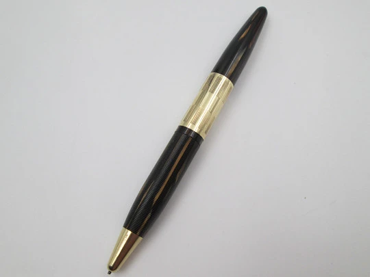 Sheaffer Tuckaway. Celuloide estriado marmolizado y chapados oro. Giratorio. 1940