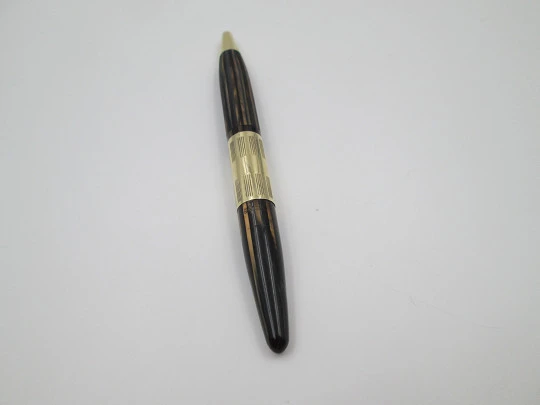 Sheaffer Tuckaway. Celuloide estriado marmolizado y chapados oro. Giratorio. 1940