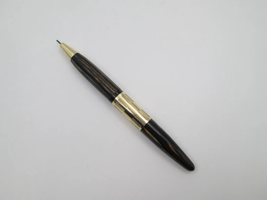 Sheaffer Tuckaway. Celuloide estriado marmolizado y chapados oro. Giratorio. 1940