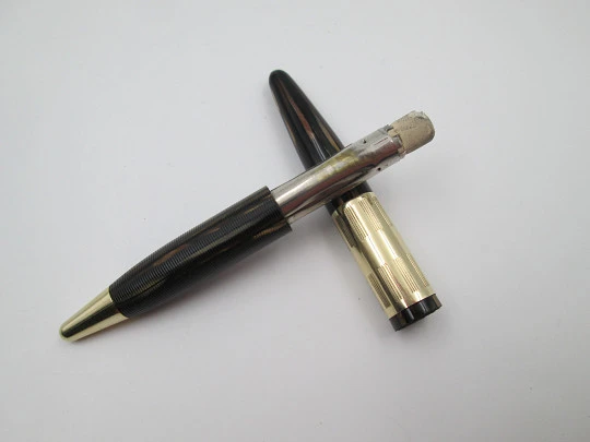 Sheaffer Tuckaway. Celuloide estriado marmolizado y chapados oro. Giratorio. 1940