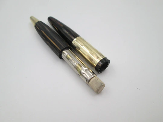 Sheaffer Tuckaway. Celuloide estriado marmolizado y chapados oro. Giratorio. 1940