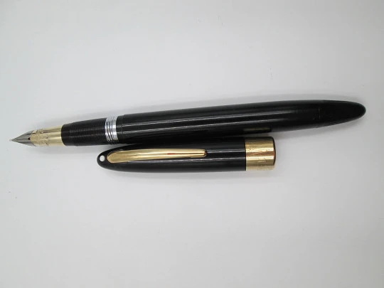 Sheaffer Valiant Snorkel fountain pen. 14k gold nib & band. Black plastic. 1950's