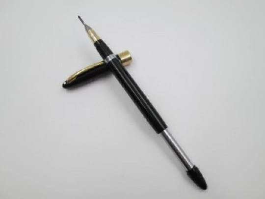 Sheaffer Valiant Snorkel fountain pen. 14k gold nib & band. Black plastic. 1950's