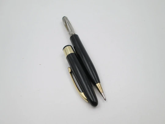 Sheaffer Valiant. Black plastic and gold plated trims. Twist system. White dot. 1947. USA