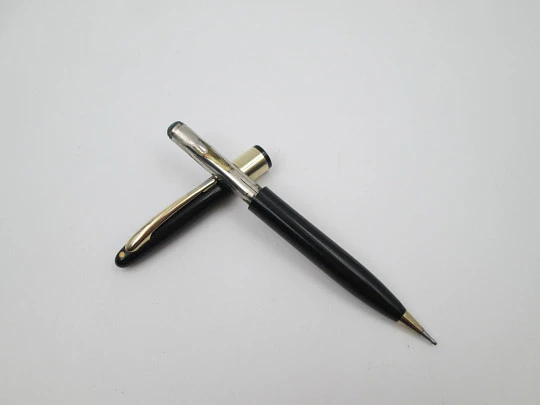 Sheaffer Valiant. Black plastic and gold plated trims. Twist system. White dot. 1947. USA