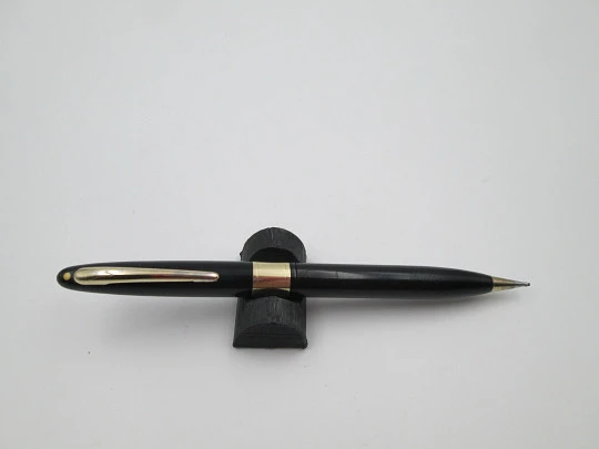 Sheaffer Valiant. Black plastic and gold plated trims. Twist system. White dot. 1947. USA