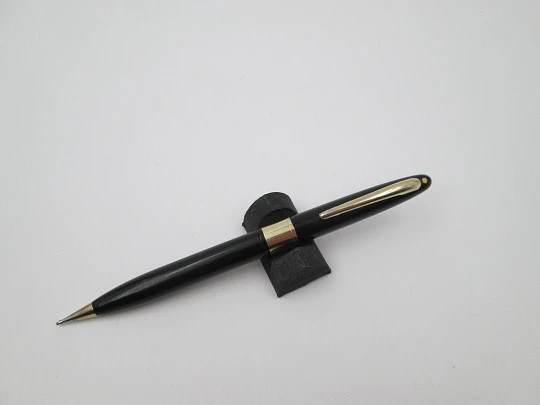 Sheaffer Valiant. Black plastic and gold plated trims. Twist system. White dot. 1947. USA