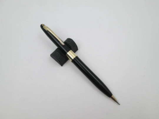 Sheaffer Valiant. Black plastic and gold plated trims. Twist system. White dot. 1947. USA