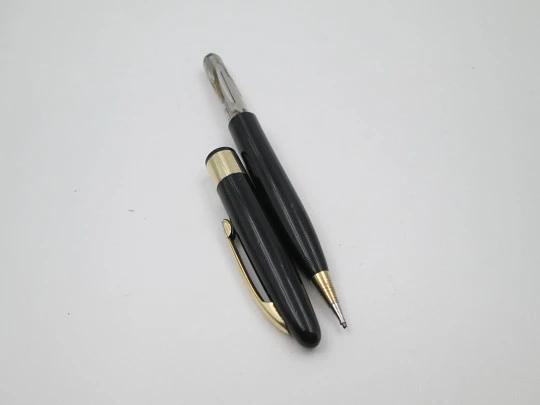 Sheaffer Valiant. Plástico negro y detalles chapados oro. Sistema de giro. White dot. 1947