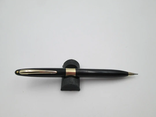 Sheaffer Valiant. Plástico negro y detalles chapados oro. Sistema de giro. White dot. 1947