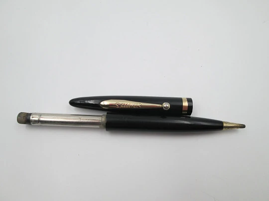 Sheaffer. Black plastic and gold plated trims. Twist system. Ball clip. 1950's. USA